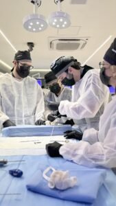 Treinamento prático de artroscopia de ombro em Cadaver Lab com acompanhamento de especialistas