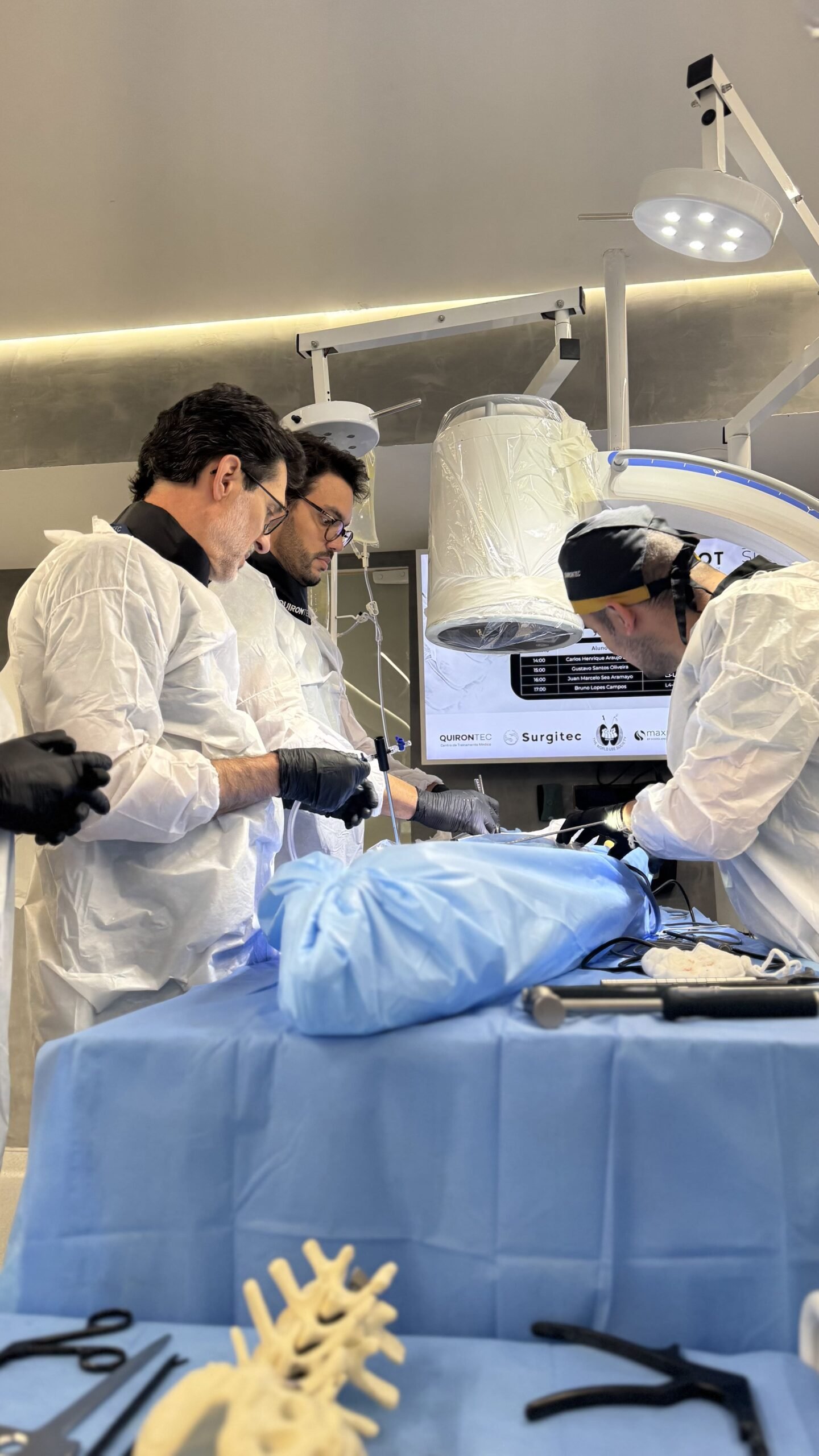 Treinamento prático em endoscopia cervical e fusão endoscópica UBE