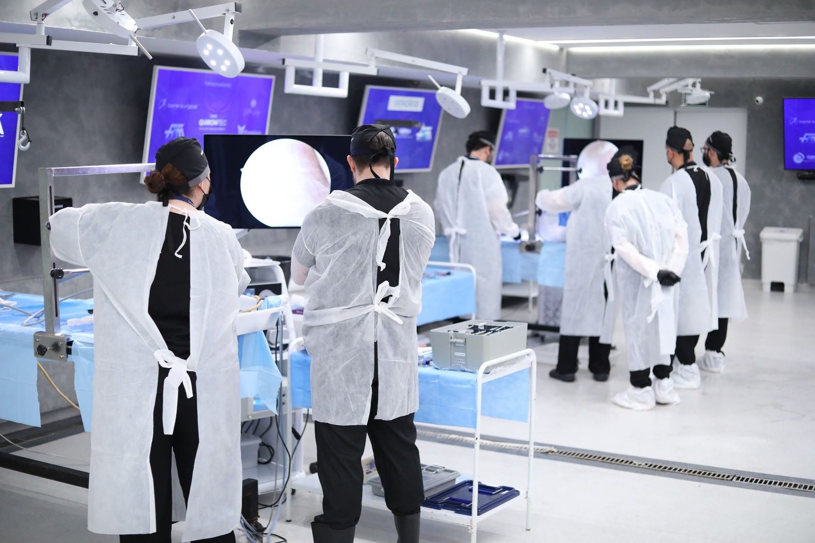 Treinamento prático em cadáver fresco — Centro de Treinamento Quirontec