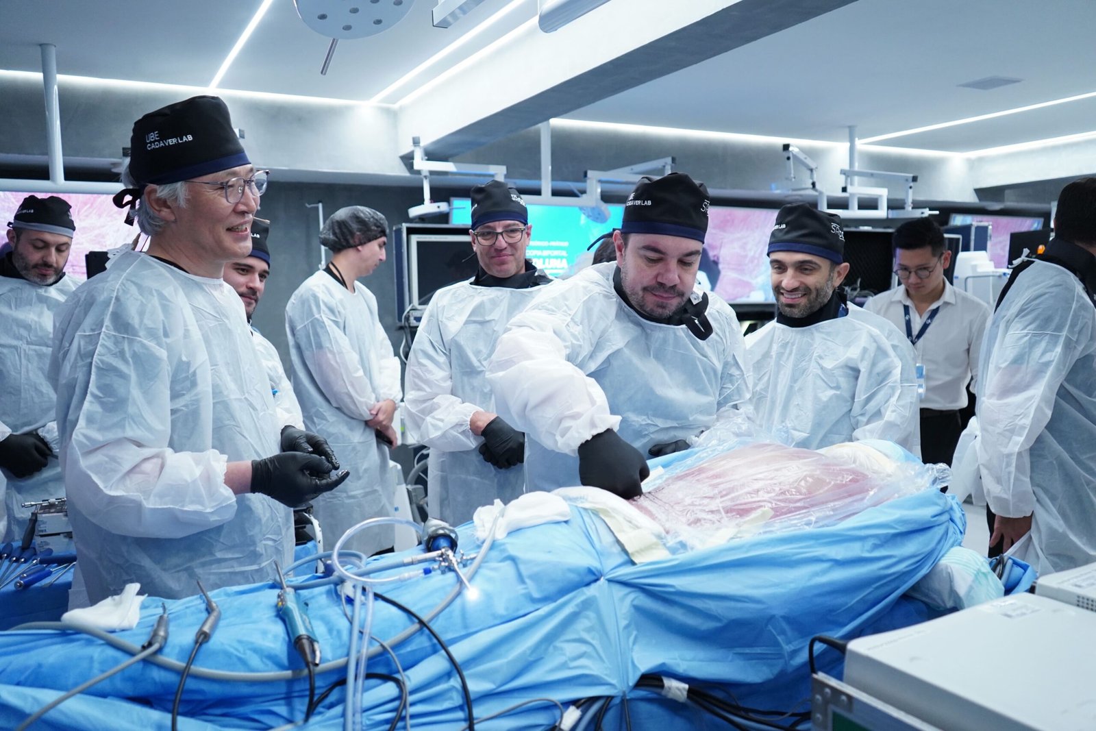 Prática em cadáver fresco — descompressão da coluna