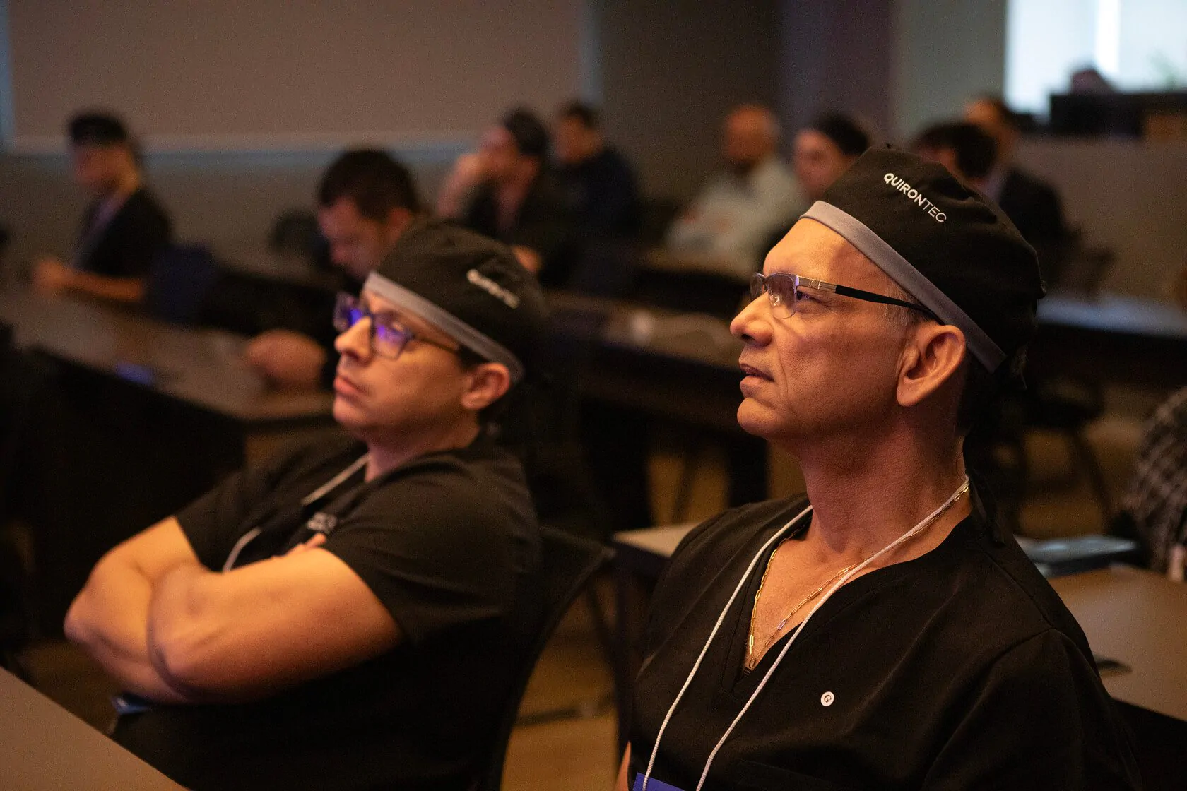 Cirurgião realizando procedimento em cadáver fresco