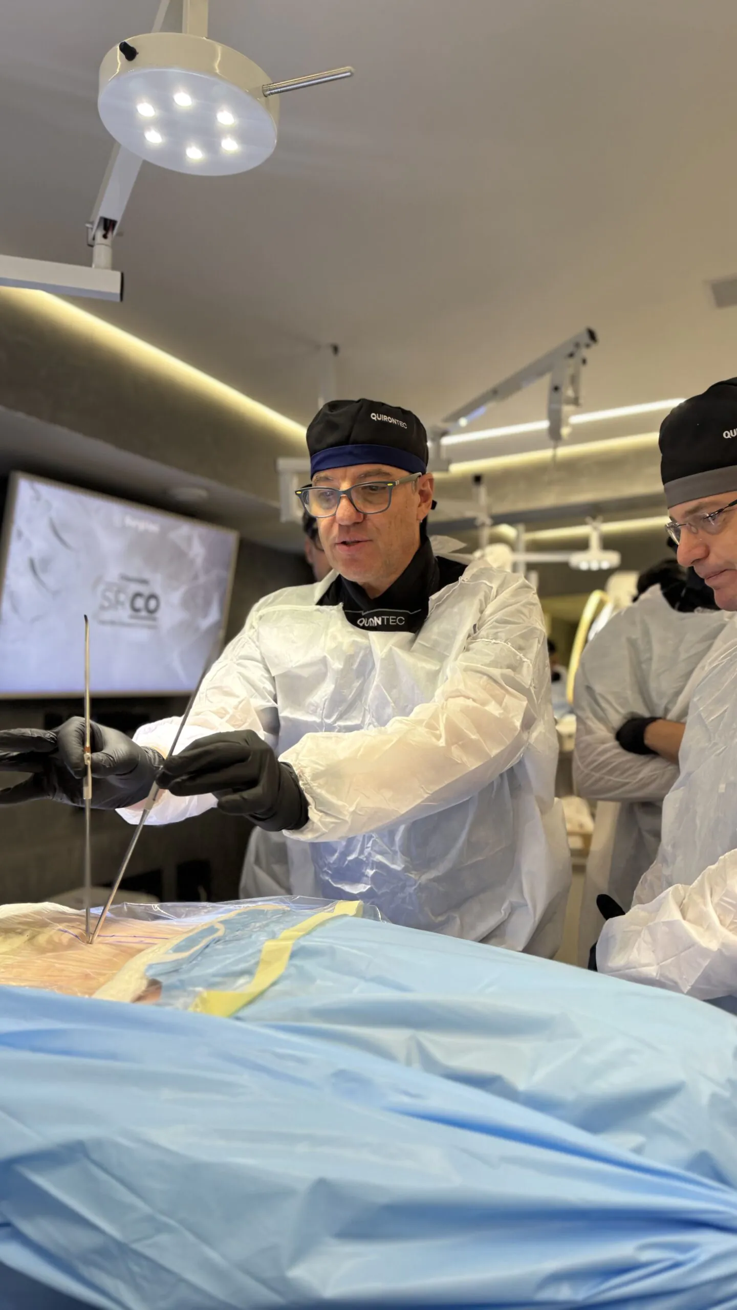 Prática em cadáver fresco — endoscopia biportal lombar