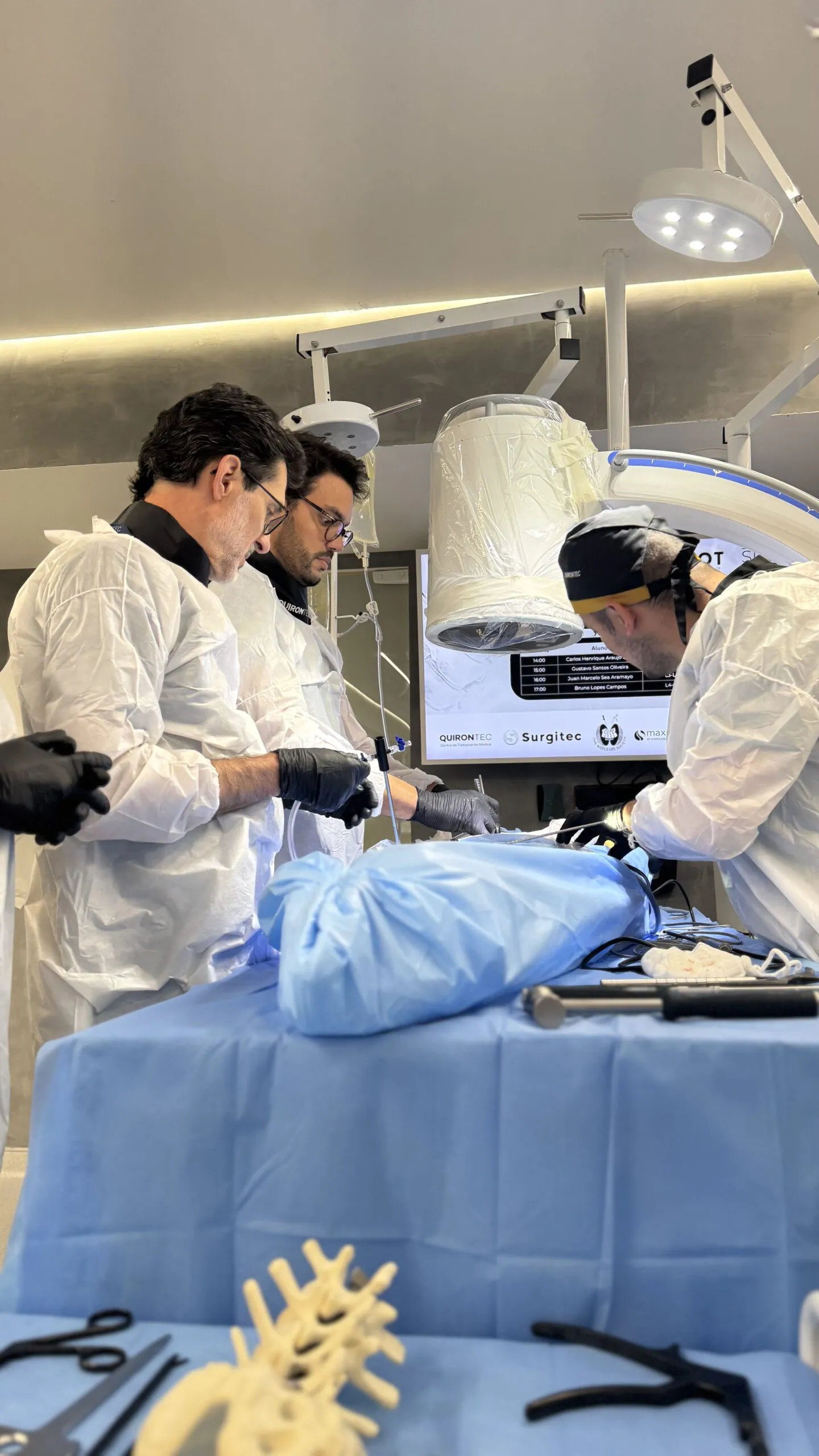 Treinamento prático em endoscopia biportal lombar